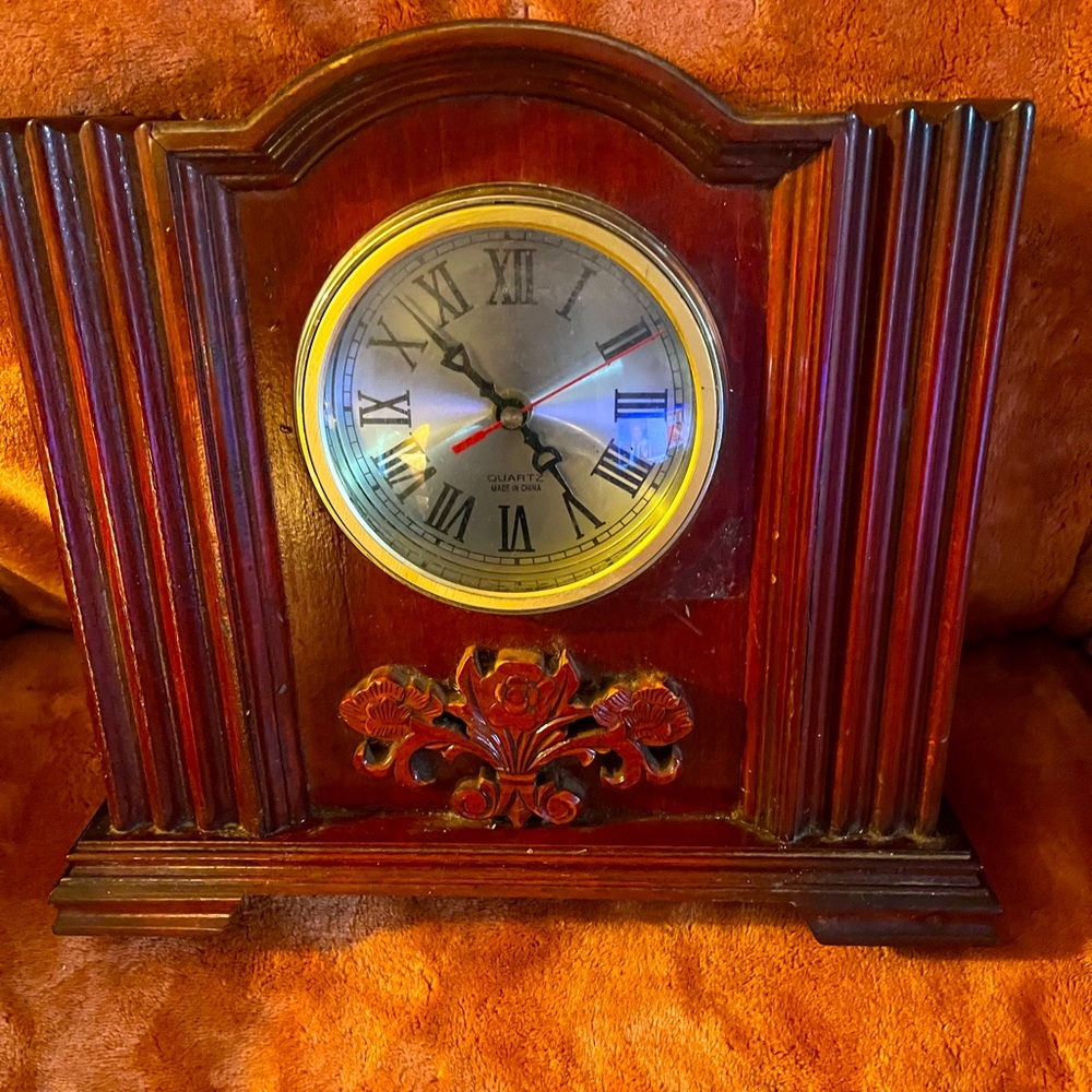 No brand name battery operated clock, Roman numerals, has a second hand
